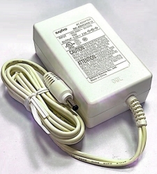 آداپتور 5 ولت 2 آمپر بین راهی برند SANYO فیش وینگویی - بدنه سفید